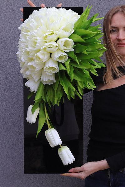 Tulippo New Design White 2, dekoracja nagrobna na czarnej podstawie