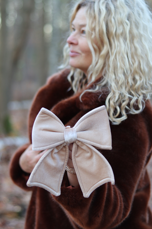 Decoratoria Beige, welurowa kokarda zawieszka	