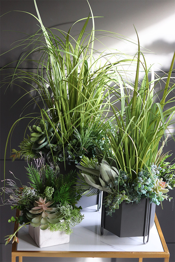 Saloniki Renoma, sztuczna trawa z sukulentami w szarej donicy