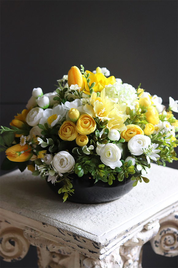 Amira Black, dekoracja kwiatowa na stół Wielkanocny