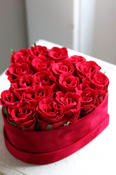 czerwony flowerbox z różami na walentynki, Walentynkowe Serce