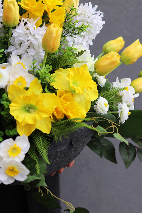 Amira Volcan 2, kompozycja nagrobna w misie