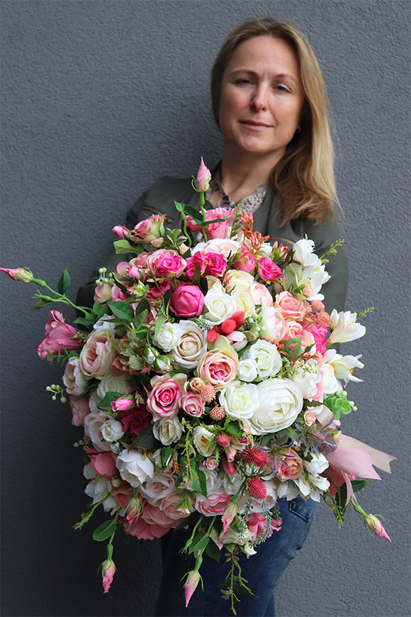 Gefrina, różowa kompozycja nagrobna w misie, wym.33x57cm