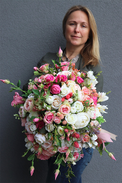 Gefrina, różowa kompozycja nagrobna w misie, wym.33x57cm