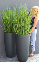 Concrete Grey Grande, wysokiej jakości sztuczna trawa w betonowej donicy