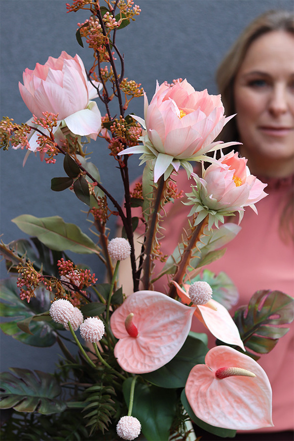 Leonida Blumelia, dekoracyjny bukiet w wazonie	