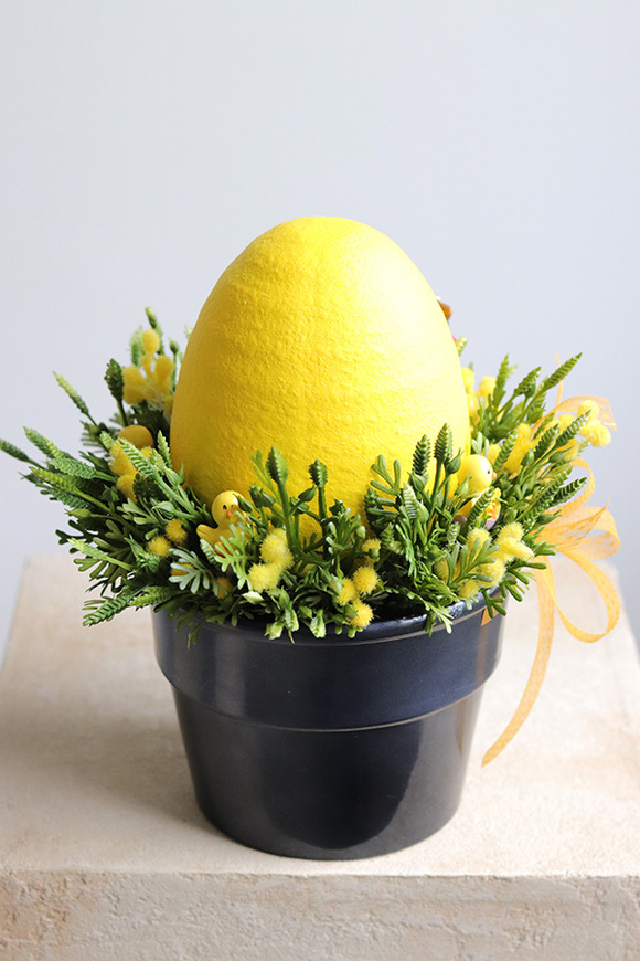 Yellow Egg, stroik wielkanocny z ceramicznym jajkiem, wym.25x20cm 