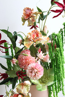 Norblina, kompozycja kwiatowa z gloriozą