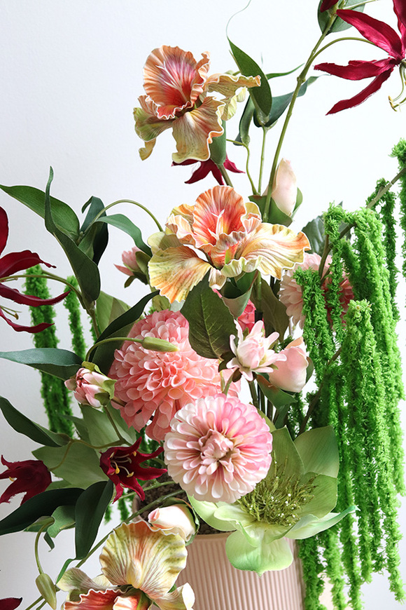 Norblina, kompozycja kwiatowa z gloriozą