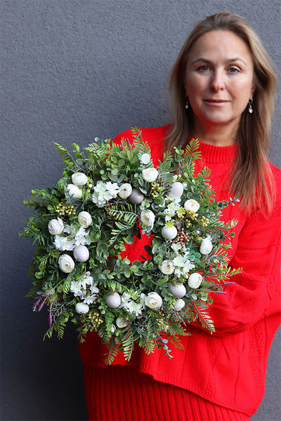 Białe Kwiaty, wielkanocny wianek na drzwi z jajkami