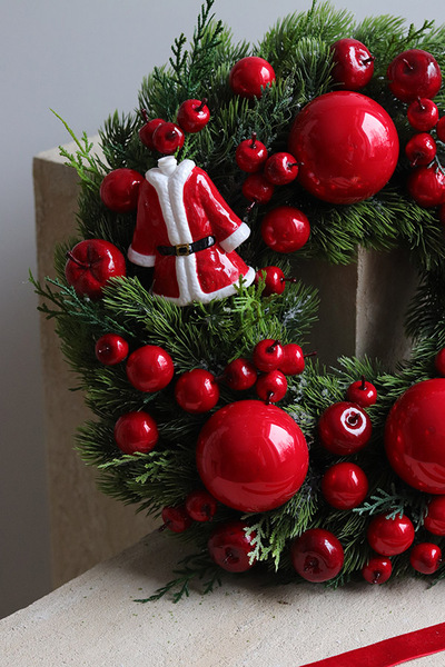 Witaj Mikołaju, czerwony świąteczny wianek