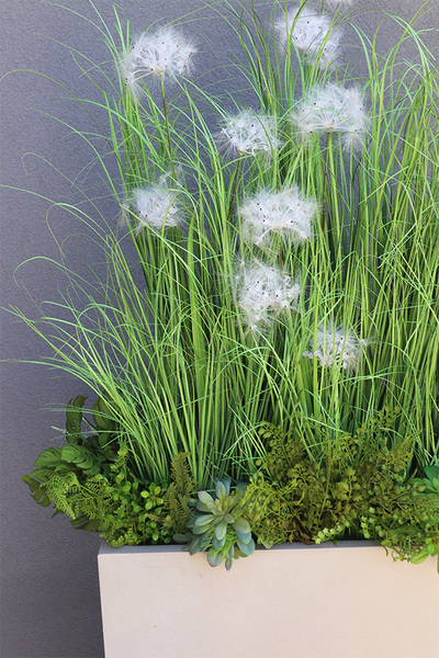 Moderni Concrete, sztuczna trawa z dmuchawcami w betonowej donicy,