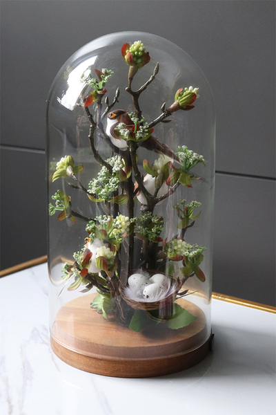 Meria, kompozycja kwiatowa pod kloszem