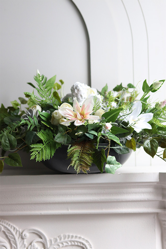 Nicoletta, dekoracja nagrobna w misie z aniołem