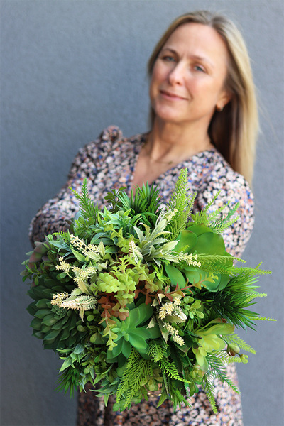 Rozkosz, kompozycja sukulenty w miedzianej misie