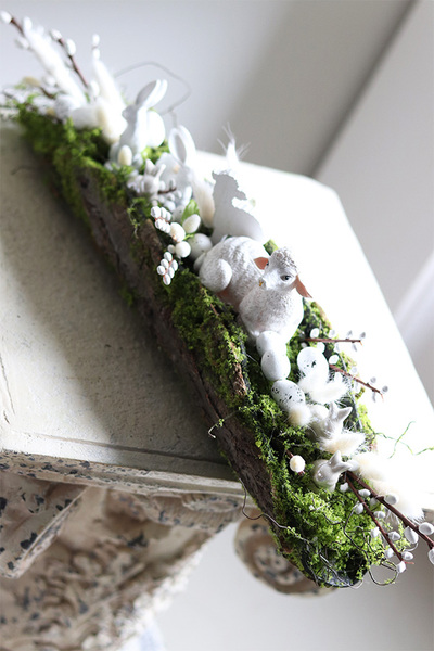 Zajączki Longia, dekoracja wielkanocna w omszałej korze drewna