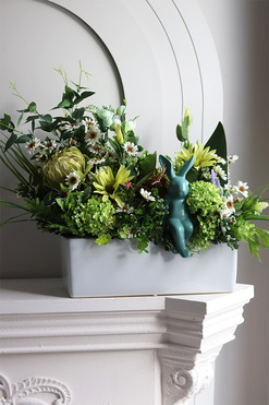 Green World Protea Bunny, kompozycja kwiatowa, wym.50x64x25cm