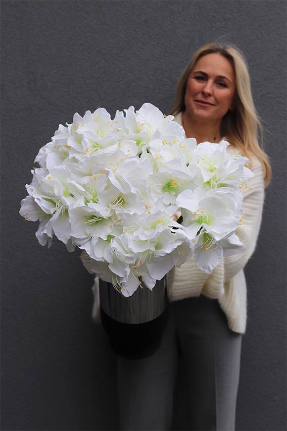 Amarylis Bulla, świąteczny bukiet kwiatów w wazonie