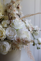 Lorient Heaven, kompozycja kwiatowa w kremowej donicy	