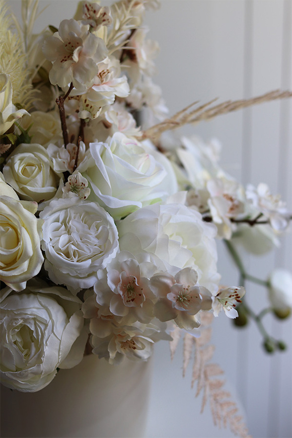 Lorient Heaven, kompozycja kwiatowa w kremowej donicy	