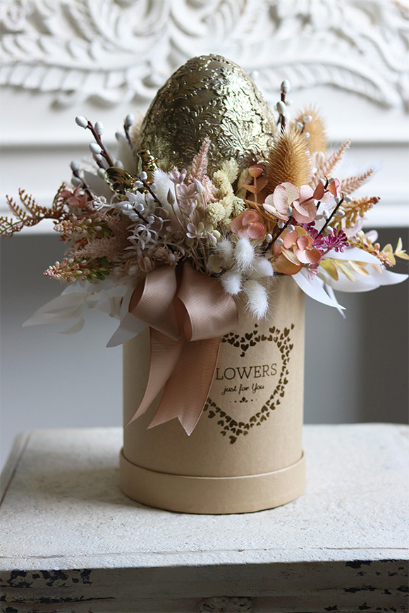 flowerbox Beige Easter, wielkanocny stroik ze złotym jajem