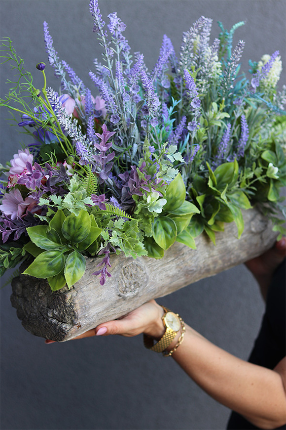 Hellia Łąka, kompozycja kwiatowa w konarze, wym.44x77x36cm