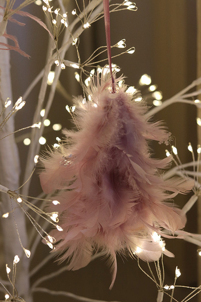 Pudrova Panna, różowa zawieszka świąteczna