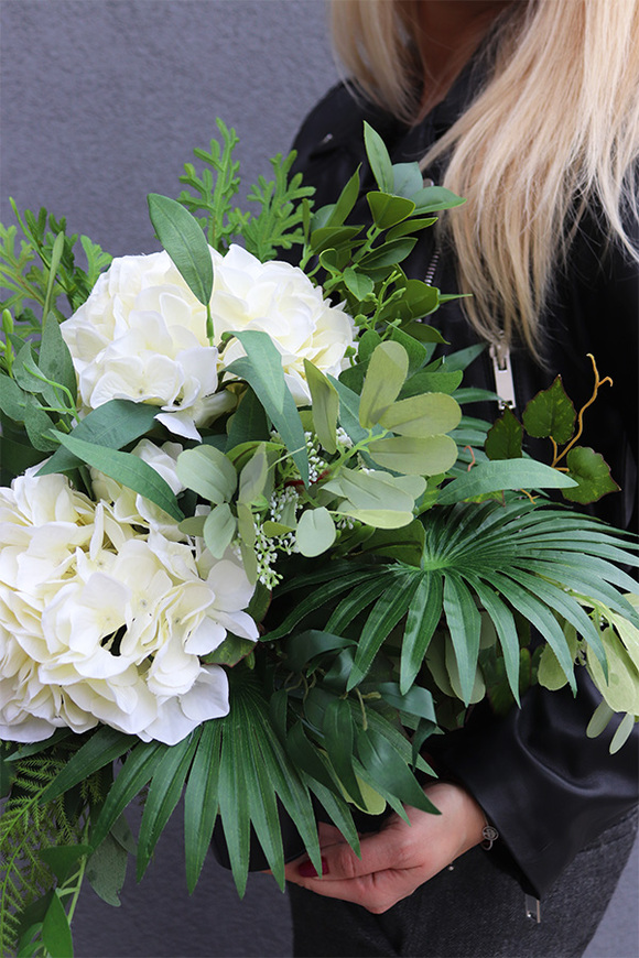 Jutra, bukiet nagrobny z białymi hortensjami we wkładzie, wys.45cm