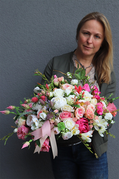 Gefrina, różowa kompozycja nagrobna w misie, wym.33x57cm