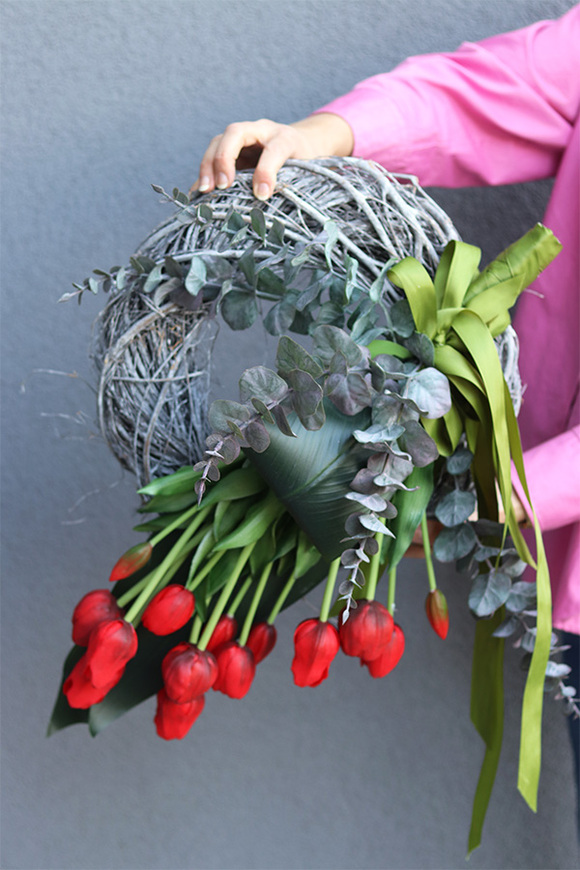 Red Tulips 2, dekoracyjny wianek tulipanowy	