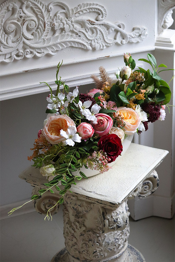 Miodowy Dom, kompozycja kwiatowa w łódce	