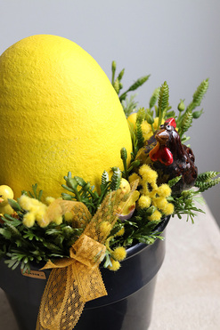 OD RĘKI Yellow Egg, stroik wielkanocny z ceramicznym jajkiem, wym.25x20cm