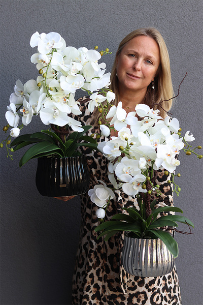 Black Versal, sztuczny storczyk w czarnej donicy