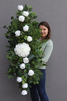  Kalipso White Roses 2, biała wiązanka nagrobna na desce