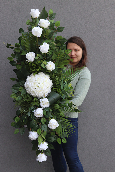  Kalipso White Roses 2, biała wiązanka nagrobna na desce