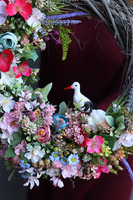 Flowers for You, asymetryczny wianek kwiatowy z bocianem, śr.36cm