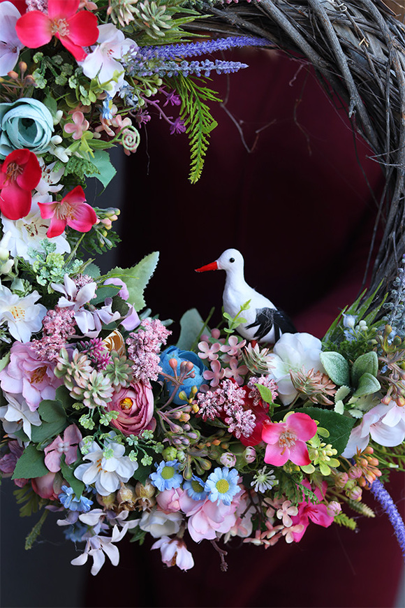 Flowers for You, asymetryczny wianek kwiatowy z bocianem, śr.36cm