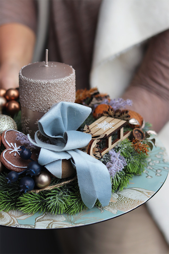 Hellena na Sankach, stroik ze świecą na talerzu