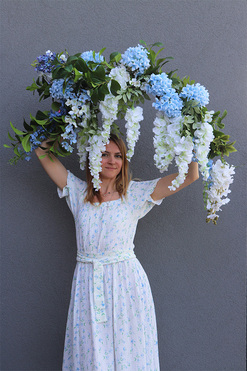 Belledia, girlanda z białymi i niebieskimi kwiatami, dł.130cm  