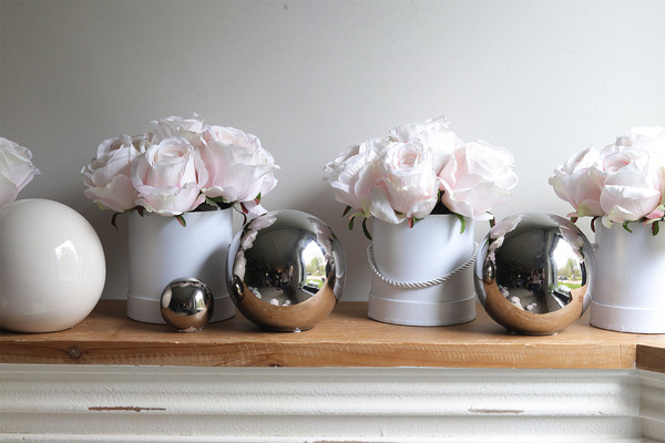 Delicate Roses, biały flowerbox z różami