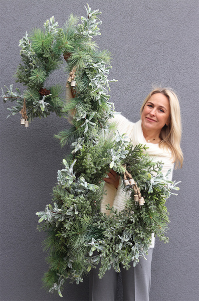 Winter House, zimowy wianek iglasty