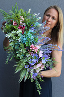 Hellia Łąka, kompozycja kwiatowa w konarze, wym.44x77x36cm