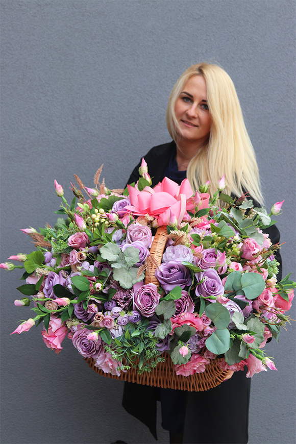 Elicja, bogaty kosz kwiatowy, wym.49x74cm 