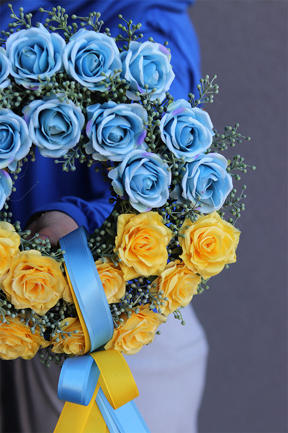 wianek na drzwi z różami i wstążkami, Ukraina