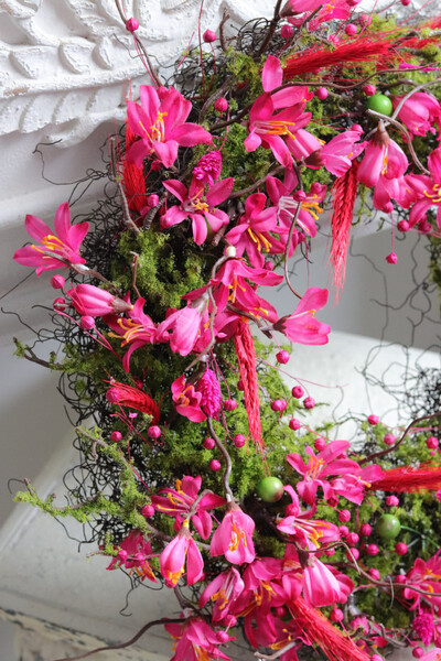 Różowa Pogoda, kwiatowy wianek na drzwi