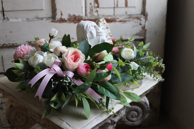 Anielska Dobroć, dekoracja nagrobna z aniołem, wym.17x34x28cm