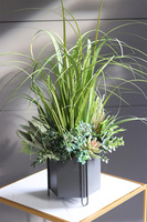 Saloniki Renoma, sztuczna trawa z sukulentami w szarej donicy