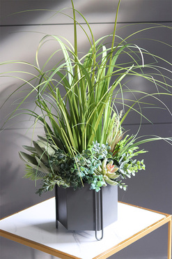 Saloniki Renoma 2, sztuczna trawa z sukulentami w szarej donicy, wys.75cm 