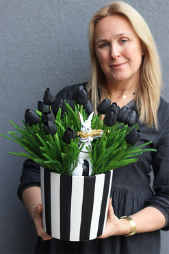 Wednesday Czerń, kompozycja z piankowymi tulipanami w naczyniu, wym.40x33cm