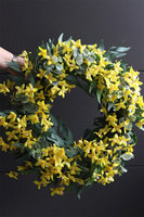 Forsycje, wiosenny wianek kwiatowy